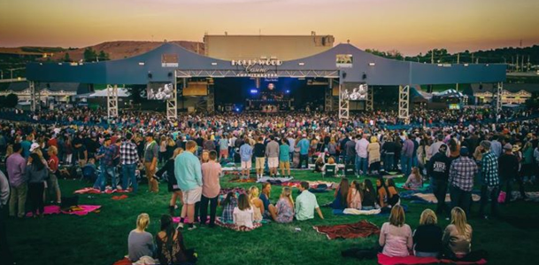 With a capacity to hold 20,000 people, the Hollywood Casino Amphitheatre is unique in that it offers both lawn seating (13,000 people) and venue seating (7,000 people).

