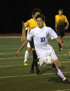 Sophomore Tommy Naumann dribbles the ball against Howell North during the game, Sept. 13. The team lost  0-1.