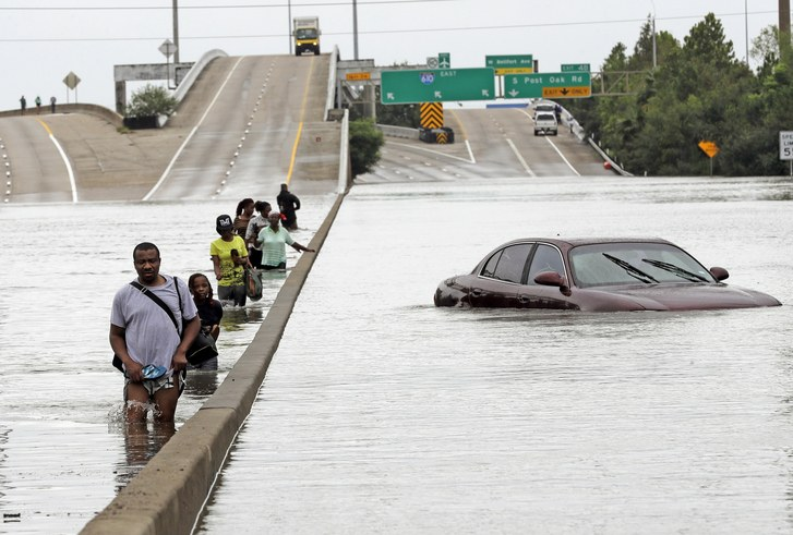 https://media.newyorker.com/photos/59a442629d53cd419f394cab/master/w_727,c_limit/Tolentino-Hurricane-Harvey-Public-Private-Disaster-Houston.jpg