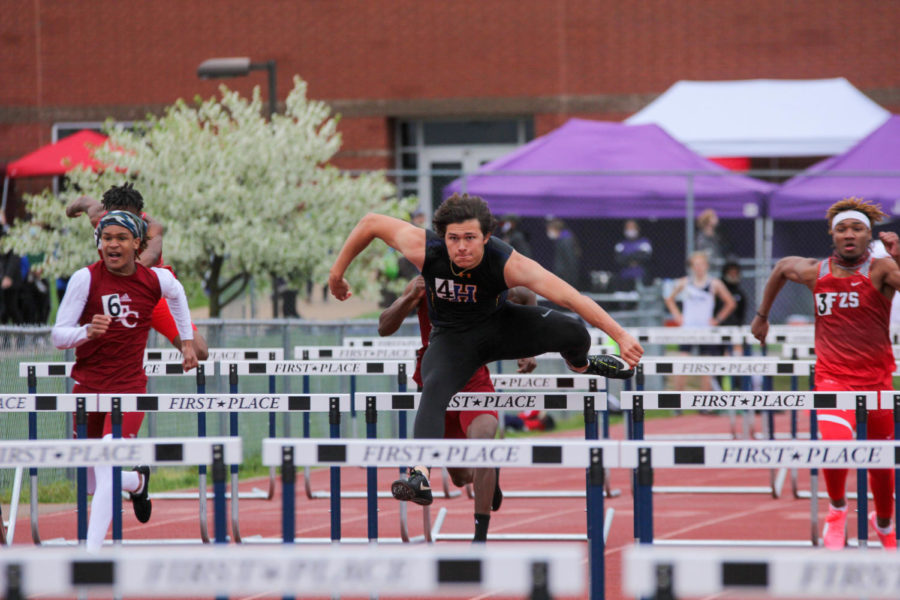 Boys track places second at districts and qualifies six athletes for state May 22.