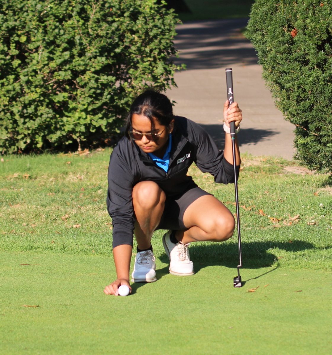 Freshman Dhaara Ponnapati prepares herself for her shot at the Riverside Tournament against Cor Jesu and Jackson, Sept. 14. Ponnapati placed first in the individual standings with 77 points.